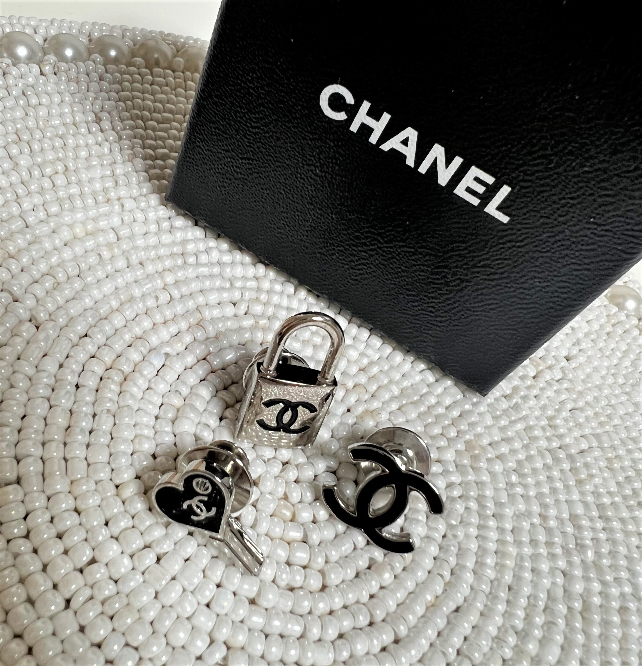 CHANEL ピンバッチ-